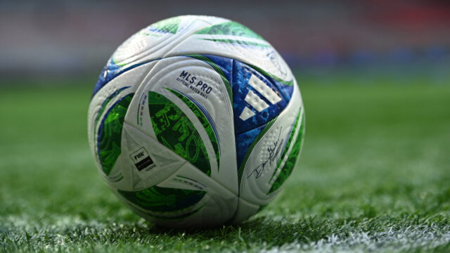 Tottenham drží prehľad o pôsobivom brankárovi EPL uprostred neistej budúcnosti Guglielma Vicaria
