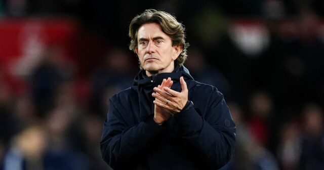 Hlavný tréner Tottenhamu Hotspur Thomas Frank tlieska