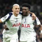 Mohammed Kudus z Tottenhamu Hotspur oslavuje druhý gól svojho tímu s Richarlisonom počas zápasu fázy MD6 Ligy majstrov UEFA 2025/26 medzi Tottenhamom Hotspur a SK Slavia Praha na štadióne Tottenham Hotspur 9. decembra 2025 v Londýne v Anglicku.