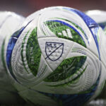 Tottenham potrebuje odraziť hrozbu Realu Madrid a Manchestru United o veľmi žiadaného stredopoliara