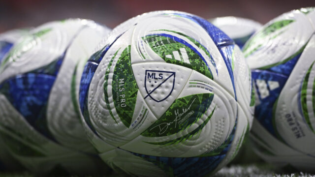 Tottenham potrebuje odraziť hrozbu Realu Madrid a Manchestru United o veľmi žiadaného stredopoliara
