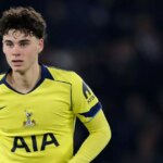 Archie Gray v akcii počas zápasu Ligy majstrov UEFA medzi Parížom Saint Germain a Tottenhamom Hotspur v Parc des Princes