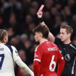 Rozhodca John Brooks ukazuje červenú kartu Xavimu Simonsovi