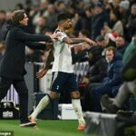 Thomas Frank (vľavo) tlačí Cristiana Romera dole tunelom po tom, čo bol v sobotu vylúčený