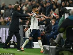 Tottenham urobil neporiadok v zápase s Liverpoolom, takmer si vynútil návrat, no opäť prehral – tím Thomasa Franka je stále náchylný na sebazrútenie, čo dokázali dve zbytočné červené karty, píše MATT BARLOW Thomas Frank (vľavo) tlačí Cristiana Romera dole tunelom po tom, čo bol v sobotu vylúčený