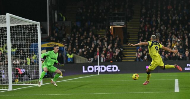 Tottenham vyniesol verdikt VAR po zamietnutí gólu Richarlisona proti Crystal Richarlison strieľa gól Tottenhamu, ktorý je vylúčený pre ofsajd