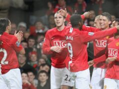 Traja z najbohatších futbalistov sveta hrali za Arsenal, Man Utd a Chelsea Louis Saha sa rozcvičuje v Manchestri United