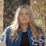 Transgender komik sa vysmieva z poranenia mozgu volejbalistu a čelí spätnej reakcii