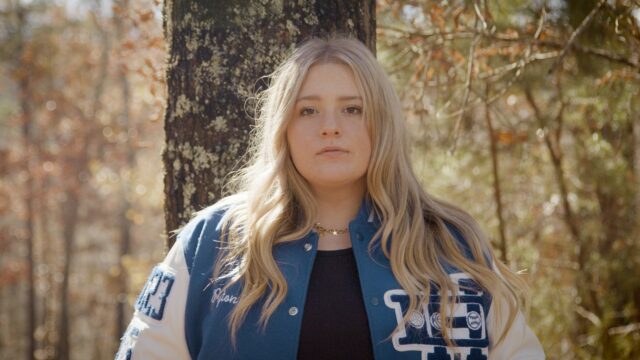 Transgender komik sa vysmieva z poranenia mozgu volejbalistu a čelí spätnej reakcii
