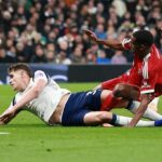 Alexander Isak utrpel zlomeninu nohy po tom, ako ho vyzval Micky van de Ven