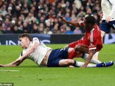 Tréner Liverpoolu Arne Slot zaútočil na „neohľaduplný“ zákrok Mickyho van de Vena, ktorý nechal Alexandra Isaka na „pár mesiacov“ mimo práce so zlomeninou nohy. Alexander Isak utrpel zlomeninu nohy po tom, ako ho vyzval Micky van de Ven