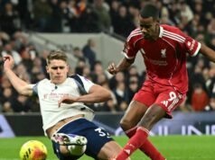 Tréner Liverpoolu Slot viní zo zranenia Isaka „neohľaduplného“ van de Vena Tréner Liverpoolu Slot viní zo zranenia Isaka „neohľaduplného“ van de Vena