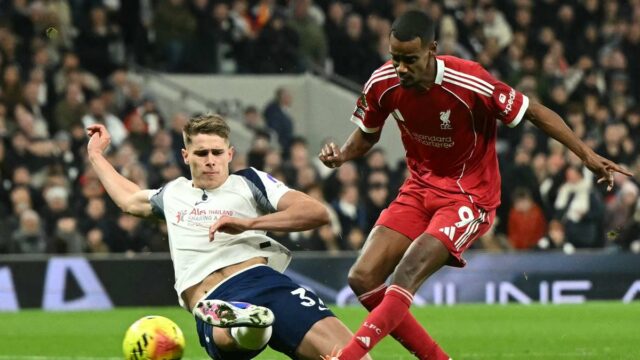 Tréner Liverpoolu Slot viní zo zranenia Isaka „neohľaduplného“ van de Vena
