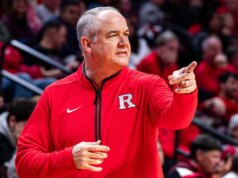 Tréner Rutgers trolluje pravidlá oprávnenosti NCAA, zatiaľ čo hráči NBA sa pozerajú na vysokoškolské obruče Tréner Rutgers trolluje pravidlá oprávnenosti NCAA, zatiaľ čo hráči NBA sa pozerajú na vysokoškolské obruče