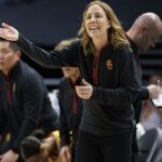 Tréner USC Lindsay Gottlieb zvažuje streľbu na Browna: "Sú to zbrane."
