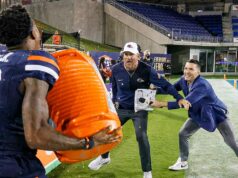 Tréner UTSA spadne pri pokuse uniknúť zo sprchy víťazstva Tréner UTSA spadne pri pokuse uniknúť zo sprchy víťazstva