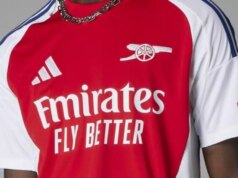 Tričká Arsenal od 23 libier ako málo známa ponuka znižujú pôvodnú cenu o 56 libier Muž v drese Arsenalu 2024/25