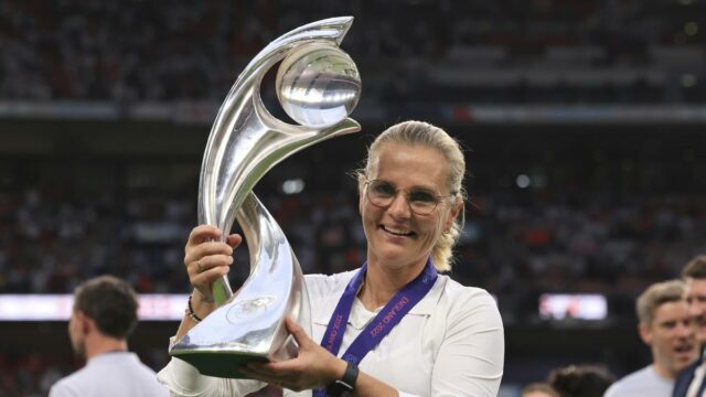 Trojnásobná trénerka žien, ktorá vyhrala EURO, Sarina Wiegman, udelila čestné ocenenie
