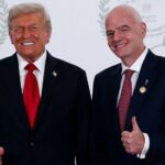 Donald Trump a Gianni Infantino držia trofej majstrov sveta