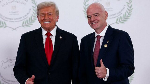 Trump a Infantino - príliš blízko pre pohodlie? Donald Trump a Gianni Infantino držia trofej majstrov sveta