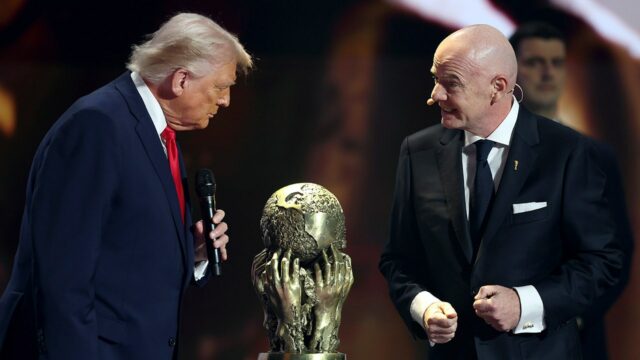 Trump si na žrebovaní majstrovstiev sveta prevzal cenu FIFA za mier
