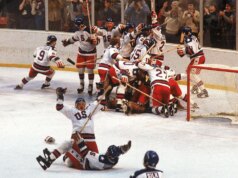 Trump uctí americký tím „Miracle on Ice“ počas podpisu Kongresového zákona o medaile Trump uctí americký tím „Miracle on Ice“ počas podpisu Kongresového zákona o medaile