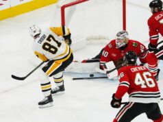 Tučniaky, ktoré čelia rozbitým hurikánom, prenasledujú vzácnu sériu víťazstiev NHL: Pittsburgh Penguins v Chicagu Blackhawks