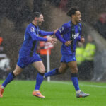 SUNDERLAND, ANGLICKO - 29. NOVEMBRA: Tyler Adams z Bournemouthu oslavuje strelenie druhého gólu svojho tímu s Adamom Smithom zblízka počas zápasu Premier League medzi Sunderlandom a Bournemouthom na Stadium of Light 29. novembra 2025 v anglickom Sunderlande. (Foto Lee Parker – CameraSport cez Getty Images)