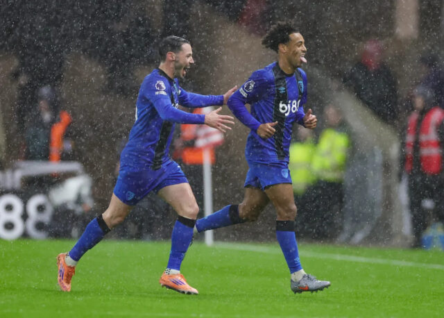 SUNDERLAND, ANGLICKO - 29. NOVEMBRA: Tyler Adams z Bournemouthu oslavuje strelenie druhého gólu svojho tímu s Adamom Smithom zblízka počas zápasu Premier League medzi Sunderlandom a Bournemouthom na Stadium of Light 29. novembra 2025 v anglickom Sunderlande. (Foto Lee Parker – CameraSport cez Getty Images)