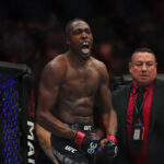 8. marca 2025; Las Vegas, Nevada, USA; Jalin Turner (červené rukavice) sa pripravuje na zápas s Ignaciom Bahamondesom (nie je na obrázku) počas UFC 313 v T-Mobile Arene. Povinný kredit: Stephen R. Sylvanie-Imagn Images