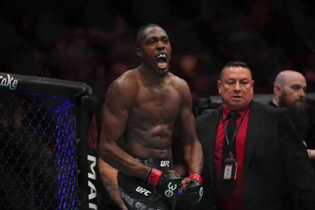 8. marca 2025; Las Vegas, Nevada, USA; Jalin Turner (červené rukavice) sa pripravuje na zápas s Ignaciom Bahamondesom (nie je na obrázku) počas UFC 313 v T-Mobile Arene. Povinný kredit: Stephen R. Sylvanie-Imagn Images