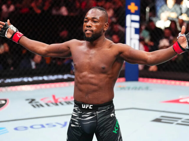 Ukážka a predpovede UFC Vegas 112: Je Manel Kape skutočným LAS VEGAS, NEVADA - 1. MAREC: (LR) Manel Kape z Angoly udrel Asu Almabajeva z Kazachstanu v zápase mušej váhy počas podujatia UFC Fight Night na UFC APEX 1. marca 2025 v Las Vegas, Nevada. (Foto: Jeff Bottari/Zuffa LLC)