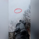 Ukrajinskí vojaci mieria puškami na ruské drony | Rusko-ukrajinská vojna