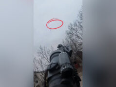 Ukrajinskí vojaci mieria puškami na ruské drony | Rusko-ukrajinská vojna Ukrajinskí vojaci mieria puškami na ruské drony | Rusko-ukrajinská vojna