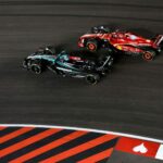 Lewis Hamilton s inžiniermi Ferrari pri testovaní Pirelli. Zdroj: Getty