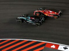 Uprostred motorového radu Mercedesu 2026 prerušil technický šéf Ferrari mlčanie o „šedých oblastiach“ v pravidlách F1 Lewis Hamilton s inžiniermi Ferrari pri testovaní Pirelli. Zdroj: Getty