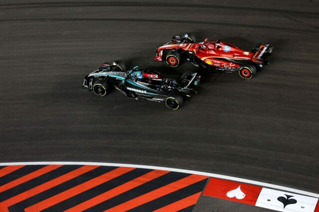 Lewis Hamilton s inžiniermi Ferrari pri testovaní Pirelli. Zdroj: Getty