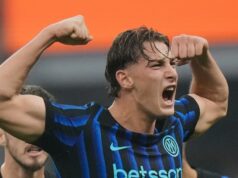 Útočník Interu Miláno nesie vo veku 20 rokov nádeje na majstrovstvá sveta Talianska Francesco Pio Esposito z Interu Miláno oslavuje druhý gól svojho tímu oslavuje úvodný gól svojho tímu počas šestnásťročného zápasu talianskeho futbalového pohára medzi Interom Miláno a Venezia na štadióne San Siro v Miláne, Taliansko, v stredu 3. decembra 2025. (AP Photo/Luca Bruno)