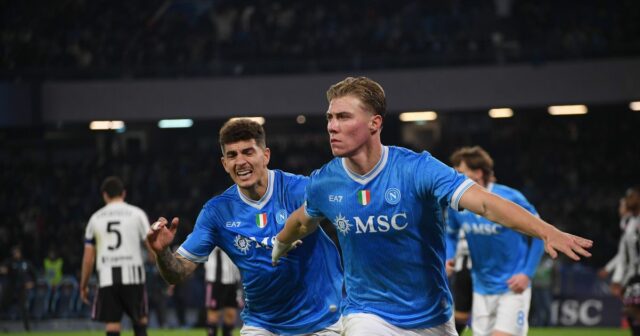 Útočník Man Utd Rasmus Hojlund ukončil neapolské gólové suchoty zásadným Rasmus Hojlund oslavuje počas zápasu Serie A medzi SSC Neapol a Juventusom FC.