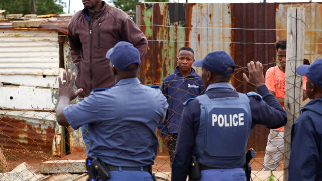 V Južnej Afrike prebieha pátranie po masovej streľbe v Johannesburgu | Násilie so zbraňami
