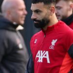 Holandský manažér Liverpoolu Arne Slot (R) sa 8. decembra 2025 zúčastňuje tímového tréningu na ich tréningovom ihrisku v Kirkby, Liverpool, severozápadné Anglicko, v predvečer ich futbalového zápasu Ligy majstrov UEFA, ligovej fázy proti Interu Miláno v Miláne.