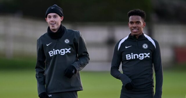 Cole Palmer a Estevao Willian z Chelsea počas tréningu na Chelsea Training Ground 2. decembra 2025 v Cobhame v Anglicku