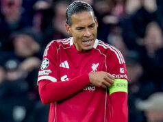 Van Dijk bizarne povedal, že by nemal byť kapitánom v porovnaní s urážlivým Fernandesom Van Dijk bizarne povedal, že by nemal byť kapitánom v porovnaní s urážlivým Fernandesom