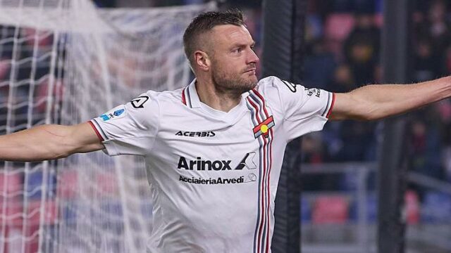 Jamie Vardy oslavuje tretí gól Cremonese