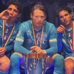 Scott McTominay oslavuje víťazstvo Neapola v Supercoppa Italiana zapálením veľkej cigary