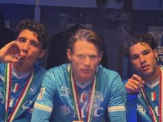 Veľký dym! Scott McTominay si po zisku druhej trofeje v Neapole zapáli v šatni cigaru Scott McTominay oslavuje víťazstvo Neapola v Supercoppa Italiana zapálením veľkej cigary