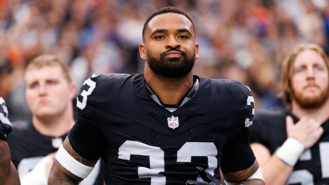 Veteráni NFL sa dostali do vášnivej potýčky v zápase Raiders-Giants Veteráni NFL sa dostali do vášnivej potýčky v zápase Raiders-Giants