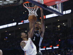 Victor Wembanyama zdanlivo trolluje Jalena Williamsa v košeli so striebornými medailistami po subtílnom údere Thunder Star na majstrovstvách NBA logo pochodového šialenstva