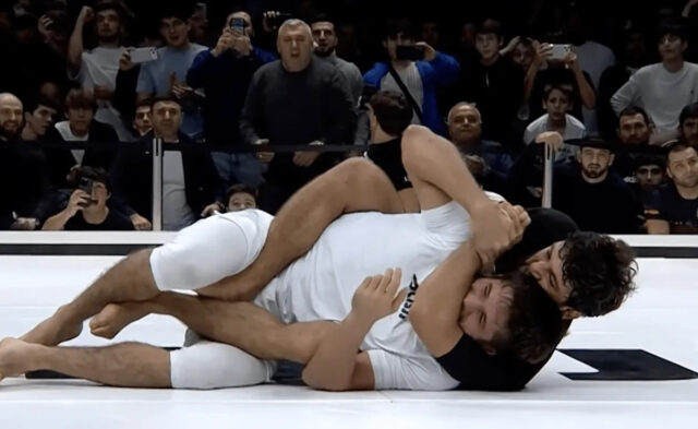 Video: Arman Tsraukyan škrtí súpera v ACBJJ20 ... po tom, Download app from appStore