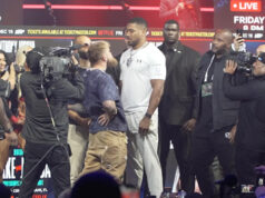 Video: Jake Paul sa posmieva Anthonymu Joshuovi počas vhadzovania na tlačovej konferencii Download app from appStore